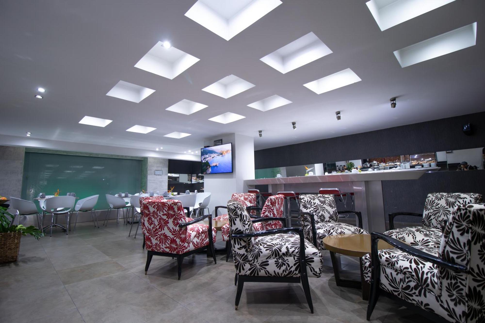 San Simon Hotel Pereira By Soratama Zewnętrze zdjęcie The lounge at the airport.